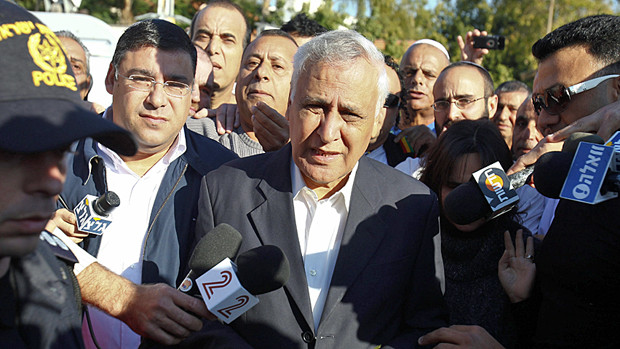 Cựu Tổng thống Israel Katsav trả lời báo giới bên ngoài phiên tòa