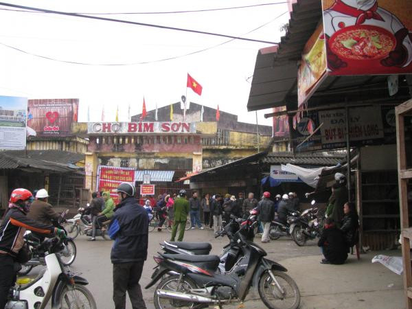 Thanh Hoá: Hàng trăm tiểu thương chợ Bỉm Sơn tiếp tục bãi thị