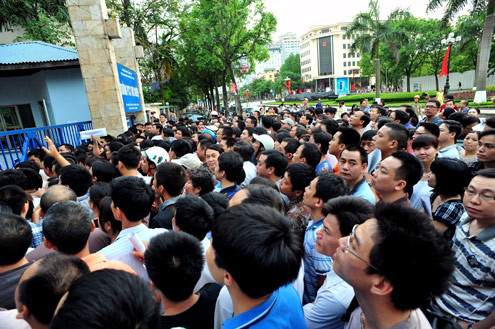Hàng trăm người đạp đổ cổng trường vào mua hồ sơ lớp 1