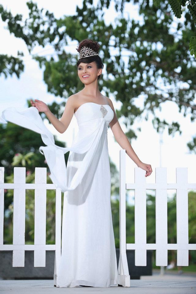 Hoa hậu Alex Trần xinh tươi khoe 