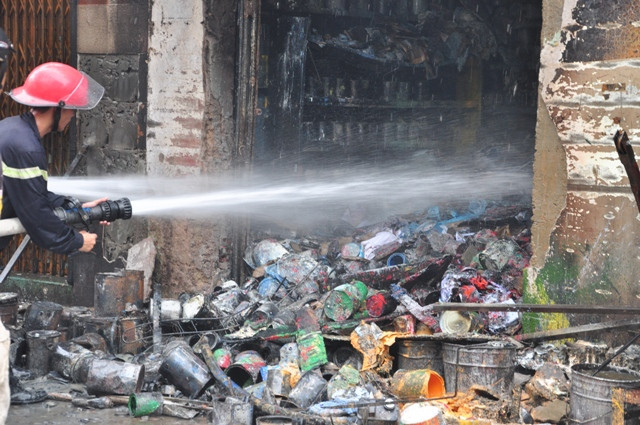 Đà Nẵng: Cháy lớn tại cửa hàng sơn