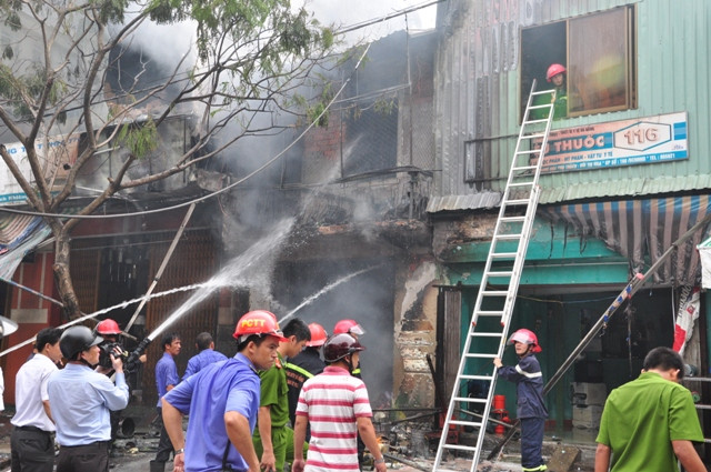Đà Nẵng: Cháy lớn tại cửa hàng sơn