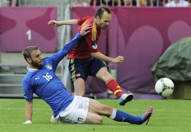 Hàng phòng ngự Italia: Chìa khóa vẫn là De Rossi