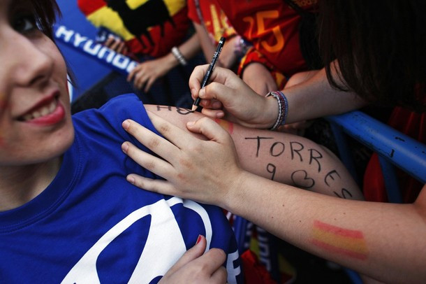 Torres lập cú đúp: Khi niềm tin không đặt nhầm chỗ