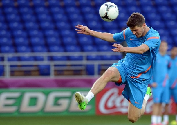 Dutch forward Klaas-Jan Huntelaar heads the ball during a training session at the Metalist stadium in Kharkiv, on June 16, 2012 during the Euro 2012 football championships.