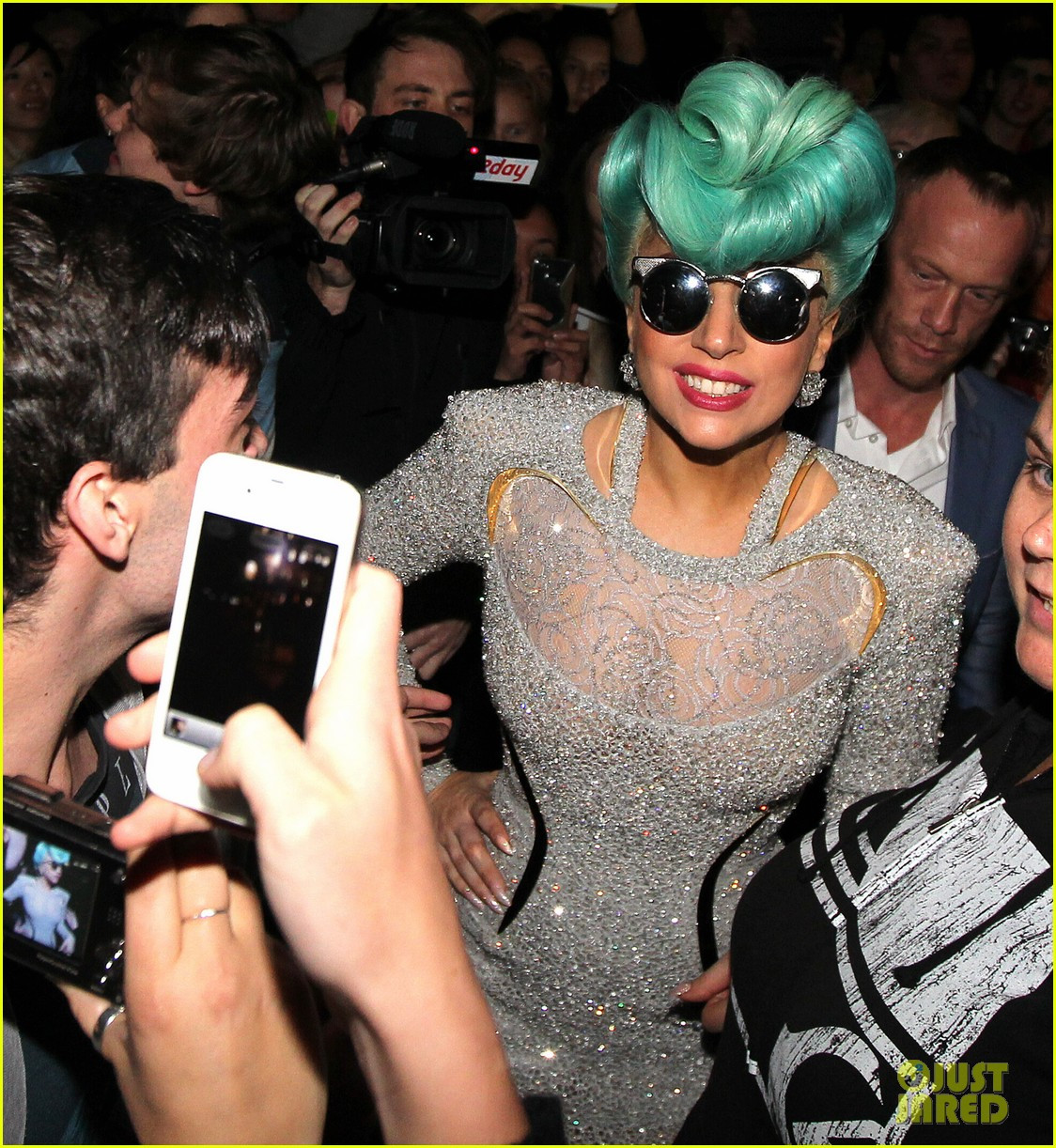 Lady Gaga “nổi loạn” với tóc xanh lá cây