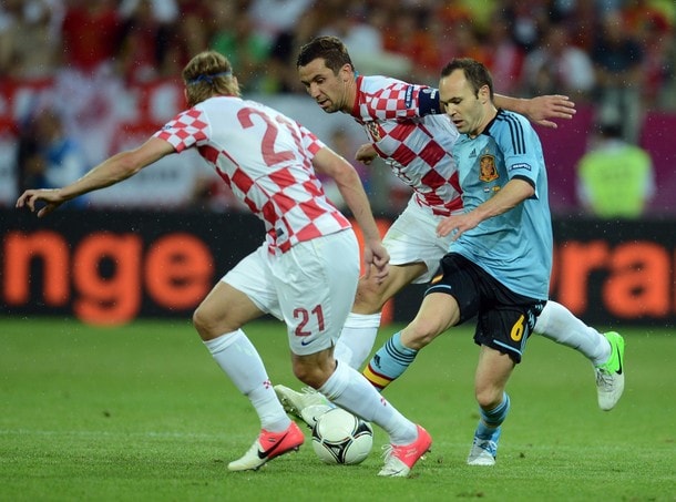 Croatian midfielder Darijo Srna (C) vies with Spanish midfielder Andres Iniesta during the Euro 2012 football championships match Croatia vs Spain on June 18, 2012 at the Gdansk Arena.