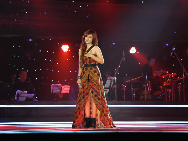 The Voice 2012: Đinh Hương tỏa sáng với giọng hát đầy mê hoặc