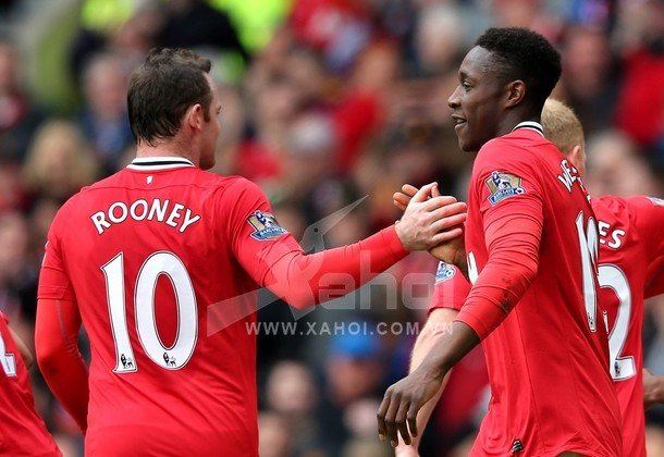 MANCHESTER, ENGLAND - APRIL 15:  Danny Welbeck of Manchester United celebrates scoring his team's second goal with team mate Wayne Rooney during the Barclays Premier League match between Manchester United and Aston Villa at Old Trafford on April 15, 2012 in Manchester, England.