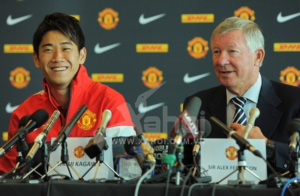 Manchester United's new signing Japanese midfielder Shinji Kagawa (L) attends a press conference with Manchester United manager Alex Ferguson at Old Trafford in Manchester, north-west England, on July 12, 2012. Kagawa, having been ruled out of the Olympic football tournament in London, is set to feature in United's pre-season tour of South Africa and China.