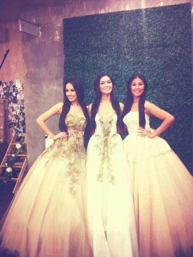 Ba Hoa hậu xúng xính váy áo bên bạn diễn nam đặc biệt