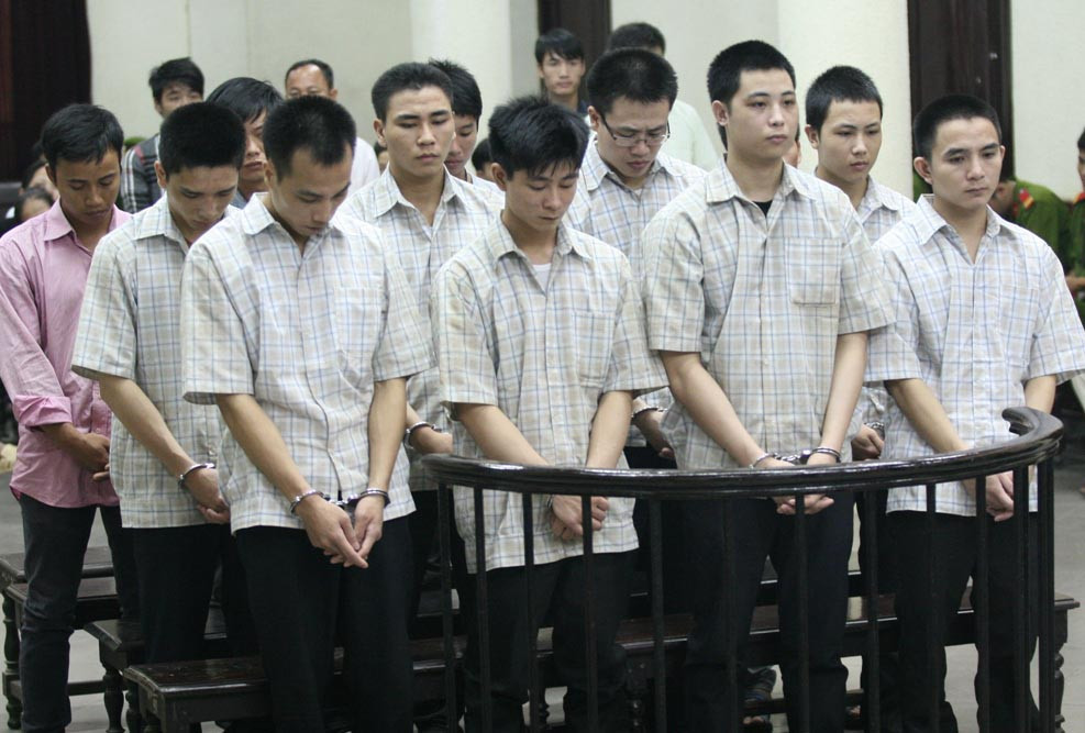 Hà Nội: Đánh “hội đồng” làm chết người, 13 bị cáo lãnh án