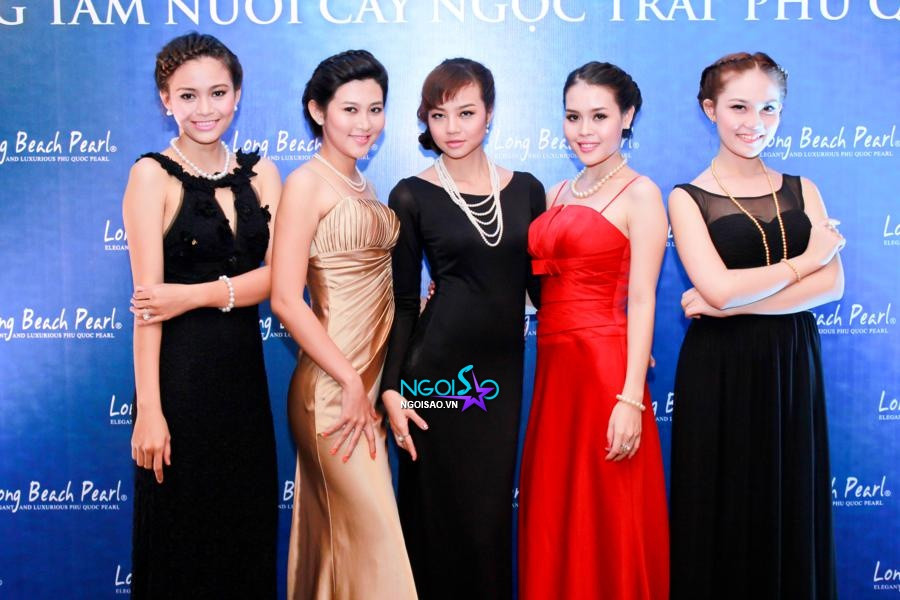 Trang Nhung gây chú ý với trang sức hơn 300 triệu