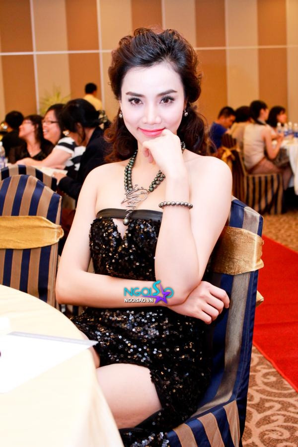 Trang Nhung gây chú ý với trang sức hơn 300 triệu