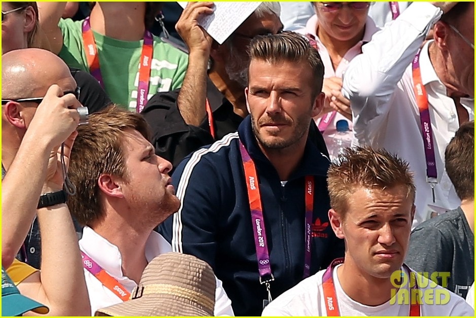 Ba cha con David Beckham chào hỏi bảo vệ của Olympics London