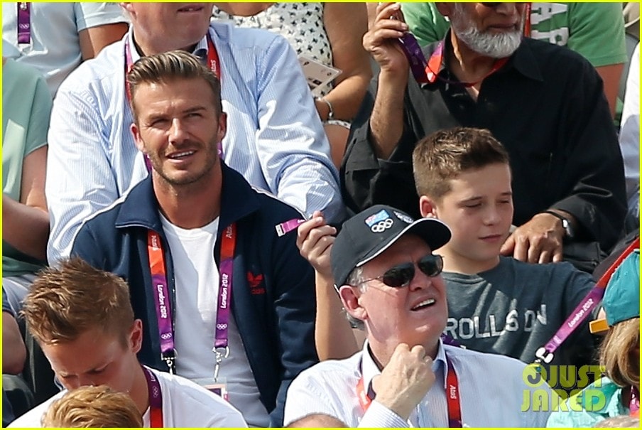 Ba cha con David Beckham chào hỏi bảo vệ của Olympics London