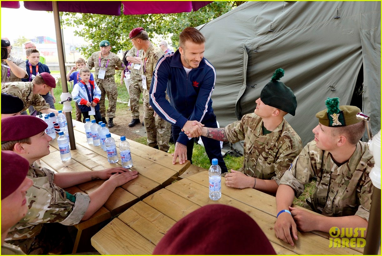 Ba cha con David Beckham chào hỏi bảo vệ của Olympics London