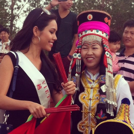 Nhật ký Miss World 2012: Hoàng My và các người đẹp tưng bừng đón Giáng sinh sớm ở Ordos