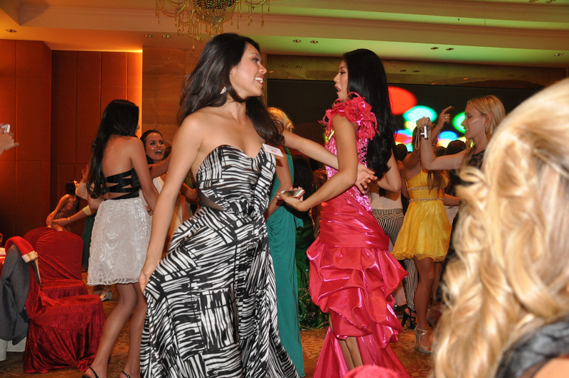 Nhật ký Miss World 2012: Hoàng My và các người đẹp tưng bừng đón Giáng sinh sớm ở Ordos