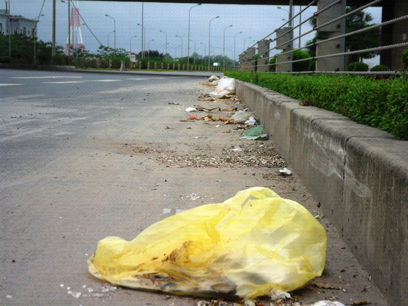 Hà Nội: Chi hàng trăm tỉ đồng làm sạch, đường cửa ngõ Thủ đô vẫn bẩn (Kỳ 1)