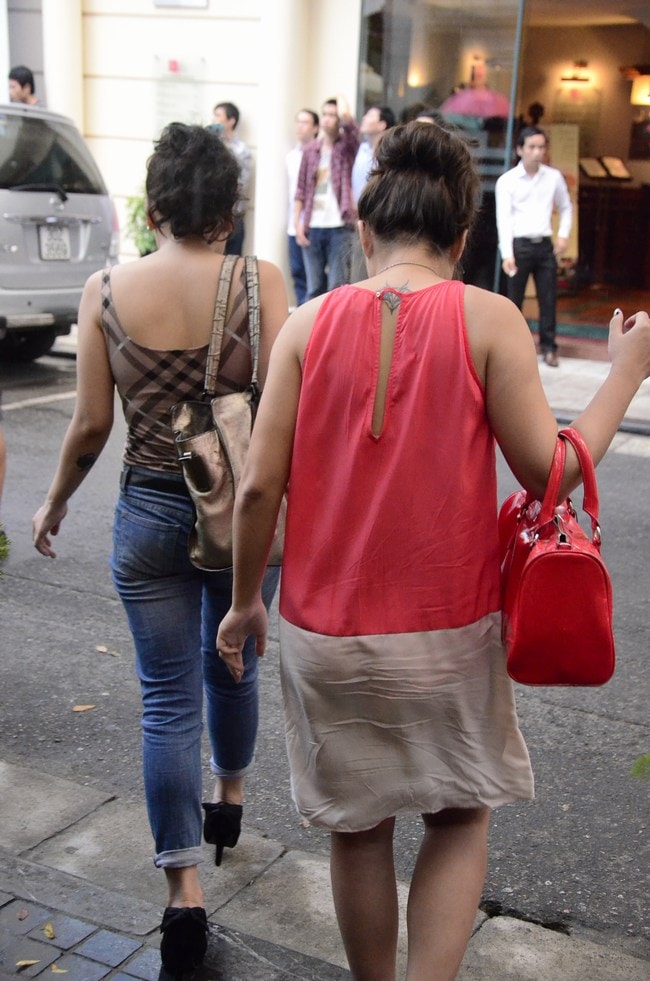 Khánh Linh tái xuất với hình xăm 