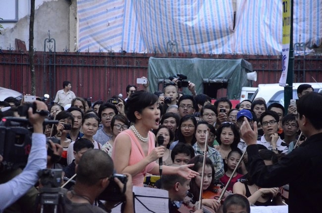 Khánh Linh tái xuất với hình xăm 