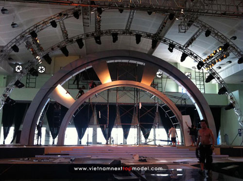 Lộ diện sân khấu hoành tráng đêm chung kết Vietnam's Next Top Model 2012