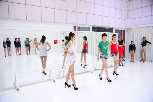 Chân dài ba mùa hội tụ tại đêm chung kết Vietnam's Next Top Model 2012