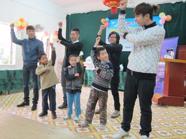 Hoàng Hải tưng bừng nhảy Gangnam style cùng các trẻ mồ côi