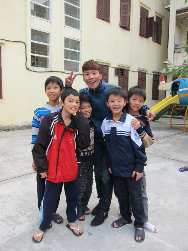 Hoàng Hải tưng bừng nhảy Gangnam style cùng các trẻ mồ côi