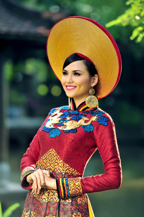 Diễm Hương tuyệt đẹp trong trang phục dân tộc dự thi Miss Universe