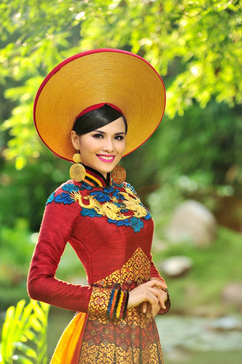 Diễm Hương tuyệt đẹp trong trang phục dân tộc dự thi Miss Universe