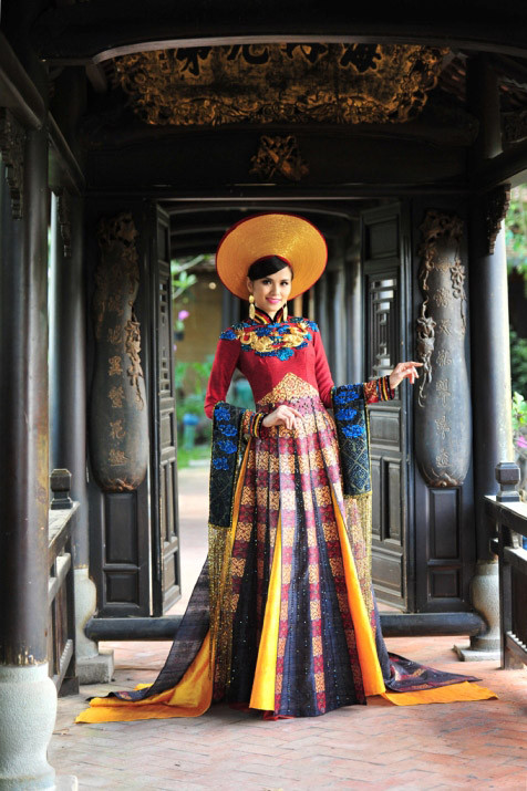 Diễm Hương tuyệt đẹp trong trang phục dân tộc dự thi Miss Universe