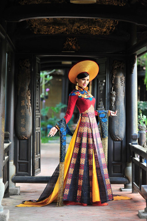 Diễm Hương tuyệt đẹp trong trang phục dân tộc dự thi Miss Universe