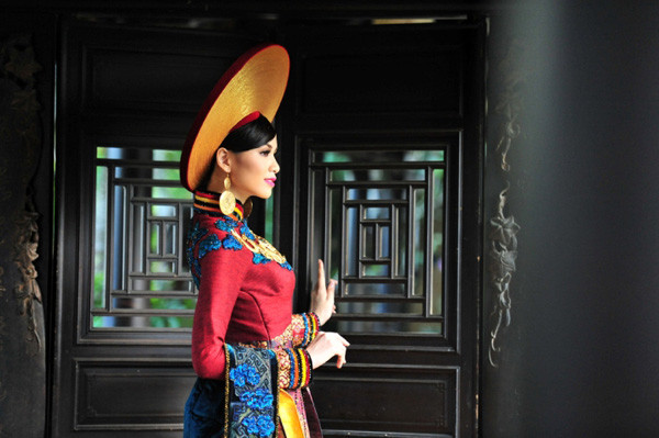Diễm Hương tuyệt đẹp trong trang phục dân tộc dự thi Miss Universe
