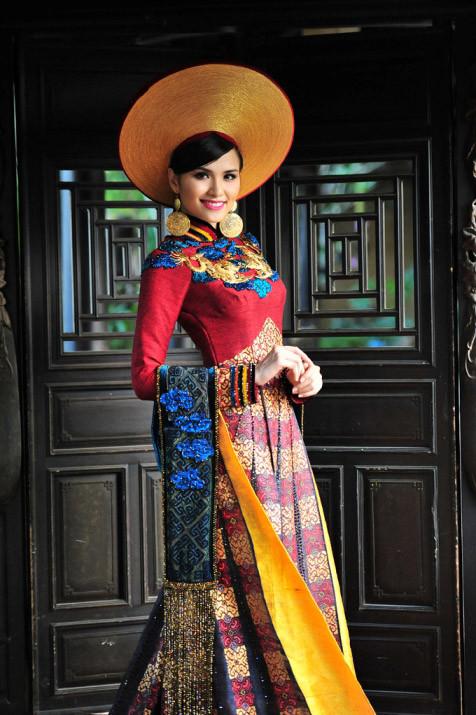 Diễm Hương tuyệt đẹp trong trang phục dân tộc dự thi Miss Universe