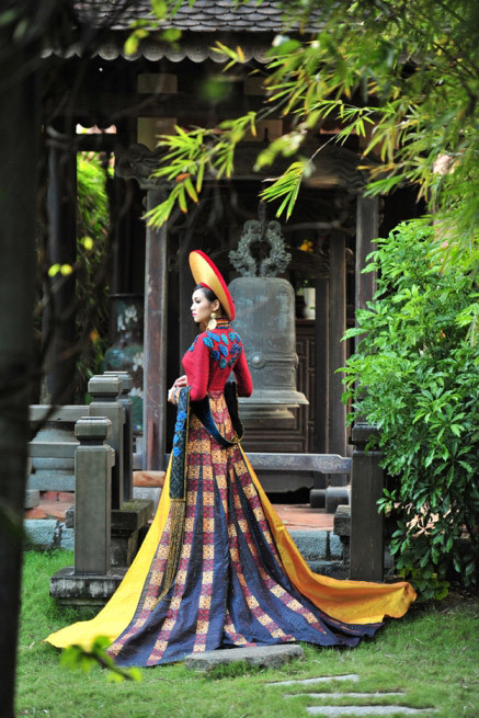 Diễm Hương tuyệt đẹp trong trang phục dân tộc dự thi Miss Universe