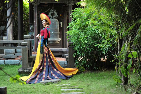 Diễm Hương tuyệt đẹp trong trang phục dân tộc dự thi Miss Universe