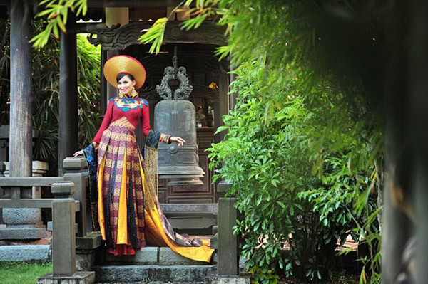 Diễm Hương tuyệt đẹp trong trang phục dân tộc dự thi Miss Universe