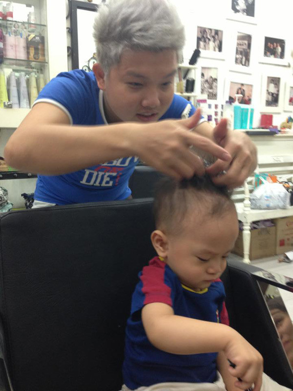 Jacky Minh Trí ra dáng người lớn, đứng cắt tóc cùng Thanh Thảo