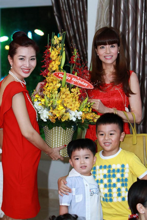 Quý bà Thu Hương mặn nồng mừng sinh nhật chồng