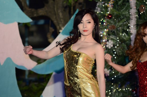 Thời tiết lạnh căm căm, Quỳnh Nga mặc 'mát mẻ' suýt 'lộ hàng'