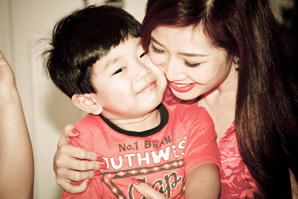 Vợ chồng Quý bà Thu Hương hạnh phúc trong ngày sinh nhật con trai