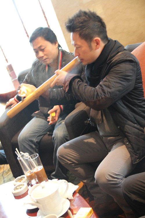 Độc: Vừa về nước tại sân bay Nội Bài, Bằng Kiều đã bắn thuốc lào như 