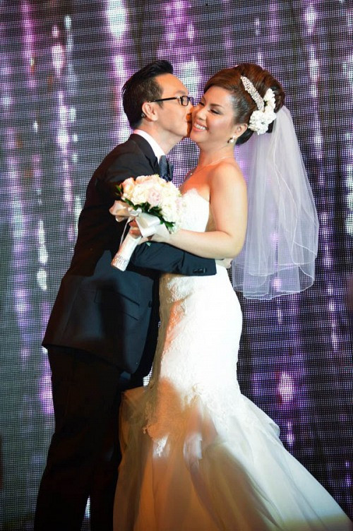 Vợ chồng Minh Tuyết mặn nồng trong lễ cưới tại Việt Nam