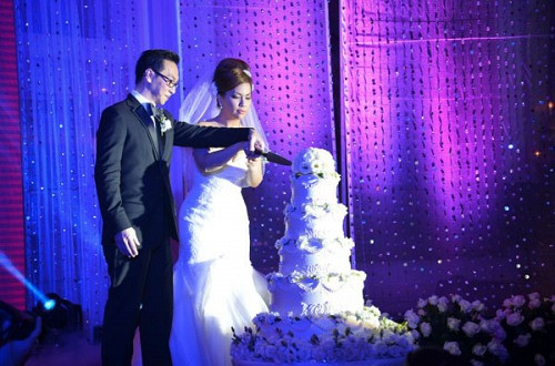 Vợ chồng Minh Tuyết mặn nồng trong lễ cưới tại Việt Nam