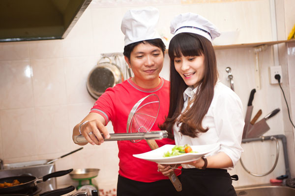 “Em gái Lý Hải” cùng chồng đại gia vào bếp