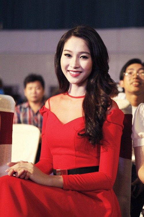 Hoa hậu Đặng Thu Thảo “đọ dáng” cùng quý bà Hoàng Thị Yến