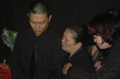 Tang lễ nghệ sĩ Văn Hiệp: Vợ Văn Hiệp khóc ngất trước linh cữu chồng
