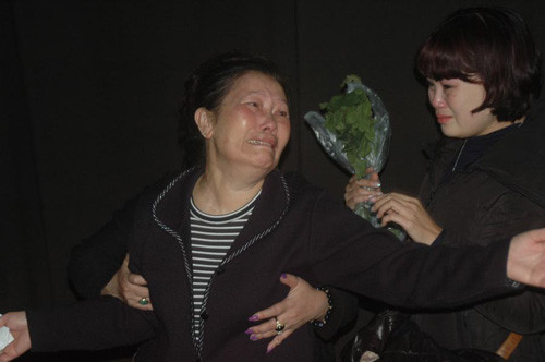 Tang lễ nghệ sĩ Văn Hiệp: Vợ Văn Hiệp khóc ngất trước linh cữu chồng